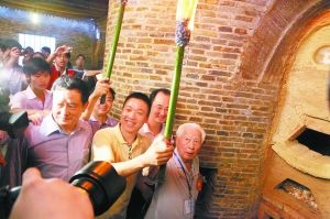 著名文物鉴定专家耿宝昌（右一）为明代葫芦窑复烧点火