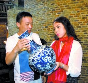 联合国教科文非遗咨询专家陈平（右）在观看刚出窑的瓷瓶