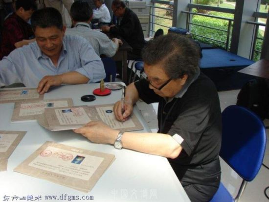 2009年，许明在上海南汇博物馆策划组织的《“迎世博民间收藏展示研讨会”》邀请李辉柄先生给参会国宝帮藏友一次性签发大量鉴定证书(如果上法庭，会提供具体数字和人员名单)。