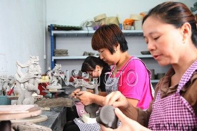 9月5日，女青年农民工艺美术师在制作车间对《腾龙》汝瓷作品进行深加工。