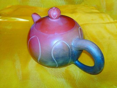 广西坭兴陶艺家杨富兴创作的窑变精品壶