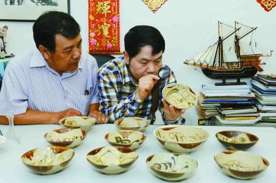 林安在新加坡观摩“黑石号”沉船上发现的长沙窑珍品