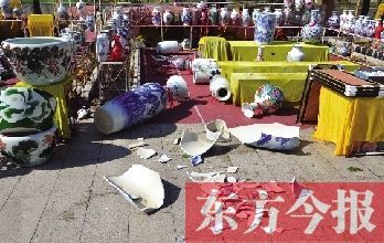 瓷器被砸坏，铺满一地 通讯员 郭辉/文图