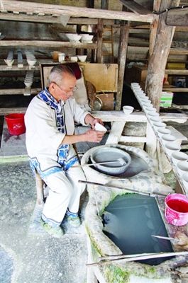 制瓷工场内，还原了传统制瓷的真实场景。 