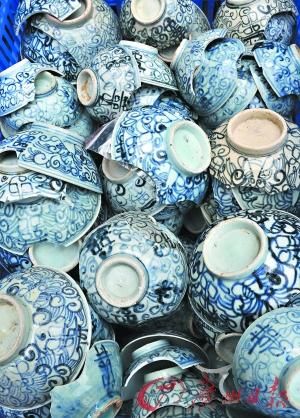 长堤大马路挖掘出的大量晚清陶瓷器。记者黎旭阳 摄
