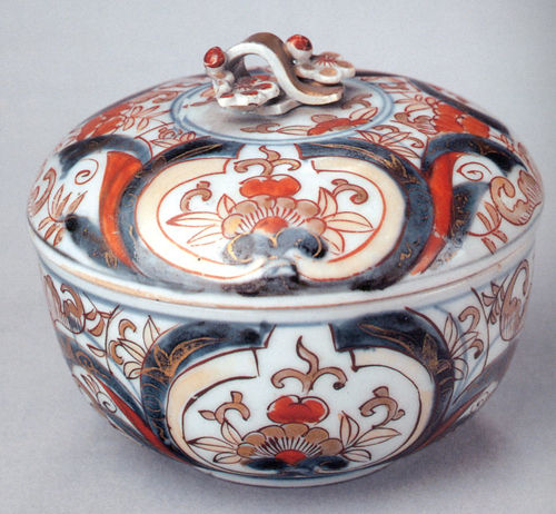 图4 18世纪初日本有田窑牡丹纹彩瓷罐