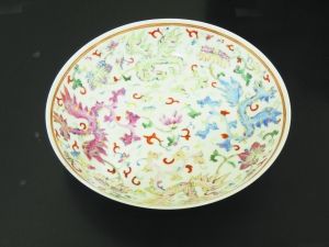 估价：18万元 　　官窑粉彩盘，尺寸直径190mm，年代（清光绪）这是一件完整的官窑精品，是在欧洲TEFAF古董艺术博览会上拍得的。