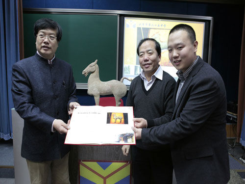 2013年1月22日，25中校长给贾氏父子颁发捐赠证书。