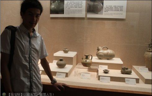 作者潘才岳于广东省博物馆参观越窑青瓷