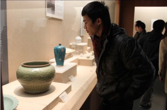 作者在广东省博物馆欣赏龙泉窑