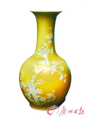 上世纪60年代生产的黄釉堆白花天球瓶
