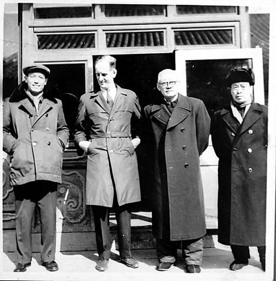 1962年孙瀛洲（右一）、陈万里、冯先铭与瑞典友人威斯兰德的合影。