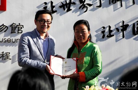 中国文物网总经理蔺熠为蛋雕艺术家杨晓康授予93号院博物馆顾问证书