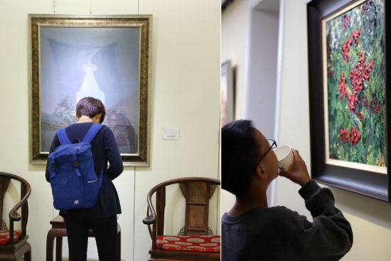 图7 两位年轻的观众凝神欣赏当代油画名家王存玉经典力作《白塔系列》及原创新品