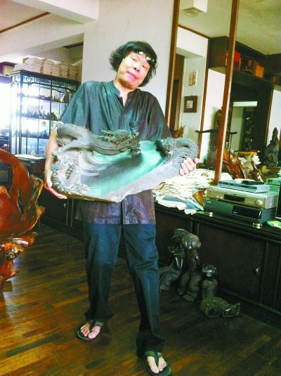 篆刻艺术家钟国康抱出其收藏的大砚台。