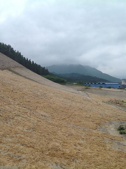 中国宣纸集团以山坡改造的巨大晒滩（用于晾晒草皮）