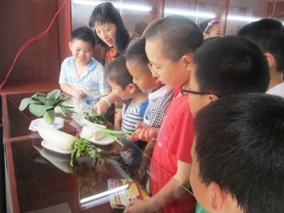 社区居民参观李老做的“四菜一汤”雕塑。 陆康洁 摄
