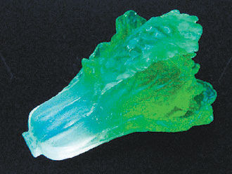 图为杨国吉制作的琉璃皂“翠玉白菜”。