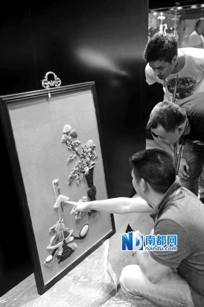 5月24至26日，国际古玩展于香港会议展览中心举行，工作人员在布置场地。 中新社供图