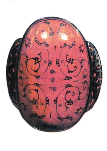 彩绘龙纹“君幸酒”耳杯。 西汉 湖南省博物馆藏