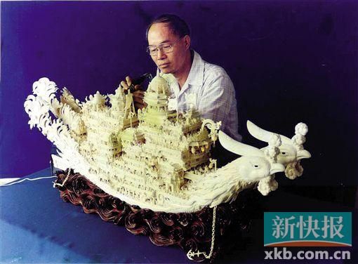 潘楚钜,生于1936年,广东省南海人,中国工艺美术大师。1950年在广州市泗盛隆象牙店当店员时,培养了对象牙雕刻工艺的兴趣,1960年进入大新象牙厂,至退休。他善于创作象牙画舫,被业界誉为“牙雕船王”。