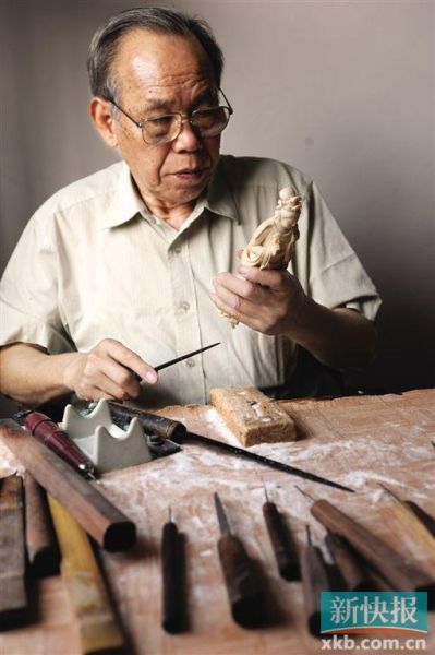李定宁,1932年生,广东省南海县人,中国工艺美术大师,著名象牙雕刻大师。擅长雕刻人物,作品多以人物为主体,配以山水、树木、亭台楼阁。