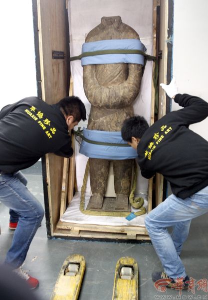 4月24日，西安 从集装箱里搬出有技巧； 文官俑的体型大，加上集装箱重达六七百斤，好在这些工作人员都有丰富的经验；记者陈团结摄影