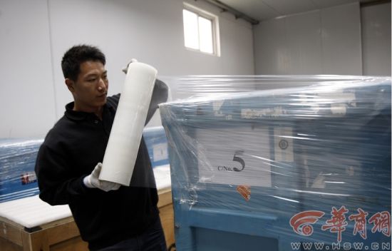 4月24日，西安 集装箱打好了，要用特殊的塑料膜整体包封； 本报记者陈团结摄影　