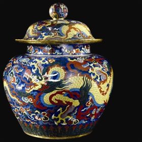 明宣德（1426—1435）掐丝珐琅云龙纹盖罐，高62厘米，肚径55.9厘米，款式为大明宣德年制，御用监造
