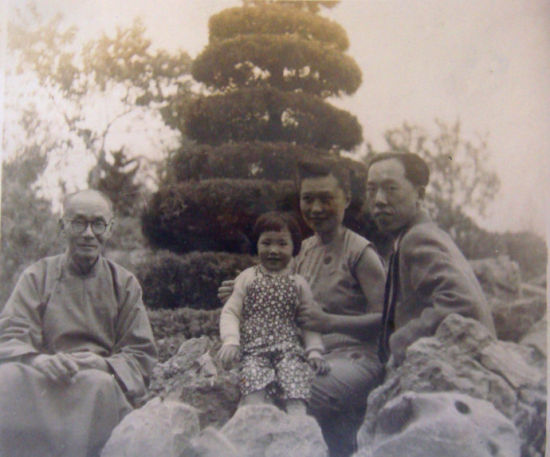 解放初，陆质雅与家人在上海公园留影，左一为陆质雅先生。右一为陆质雅之子、陆时万教授，右二为陆质雅儿媳庄慕昭（中国建筑泰斗庄俊之女）。中间为陆质雅的孙女。