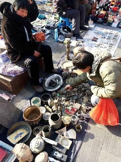 　北京市潘家园文玩市场一角 　张哲 摄影