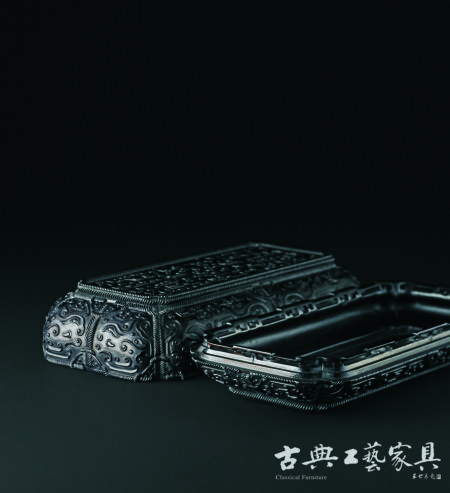 清乾隆 浮雕紫檀文具盒，成交价143.75万元。(图片提供：北京保利)