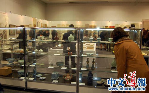华人收藏热推动中国艺术品拍卖热，图为拍卖会现场。