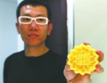 窦浩彤为特意中秋特意打印了3D月饼，由于颜色逼真，很多人都把这个树脂材料的月饼，当成真的月饼。