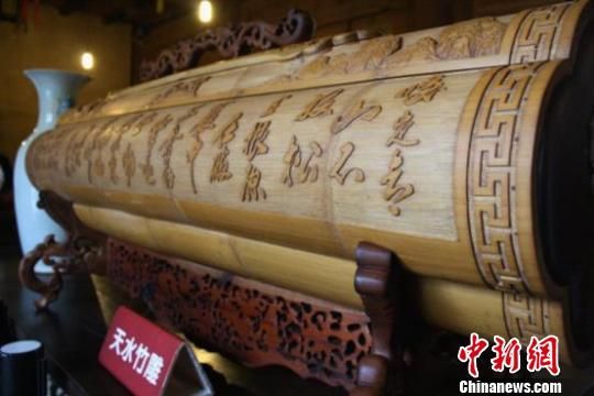 图为长1.2米、高60里面的竹雕卷箱。史静静　摄