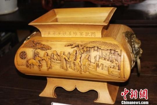 吴云生融合当地历史人物原型“姜维”用竹子雕刻的作品。史静静　摄