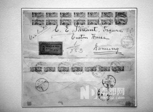 1910年8月12日，从拱北海关寄往南宁海关的一封公函，采取了双挂号的形式。信件上的邮票被对剖使用，每半张邮票代表2分钱。