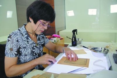 国图古籍修复师边沙正在修复“天禄琳琅”珍贵古籍。