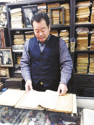 图为崔中友和他收藏的古籍。王欣 摄