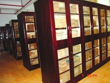 古籍均用香樟木书柜分类收藏。