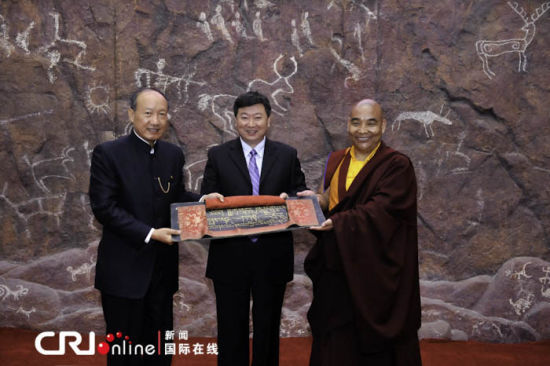 陈峰（左）向西藏自治区代表（中）和萨迦寺代表捐赠经书 程鹏 摄 