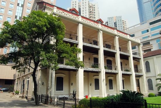 徐家汇藏书楼于1847年由法国天主教耶稣会士在上海创办，是上海第一家近代图书馆。
