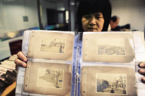 市档案馆工作人员展示老照片。记者 王欣鹏 摄