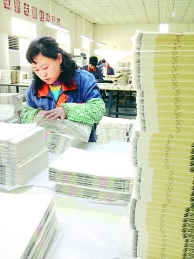 原大影印《四库全书》印刷车间员工李香兰正在检测宣纸印刷成品的质量。王国平 摄
