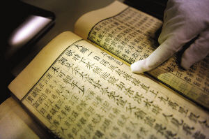 昨日，在碑林古籍库，看看距现在467年（明嘉靖二十五年）印制的李白诗集。