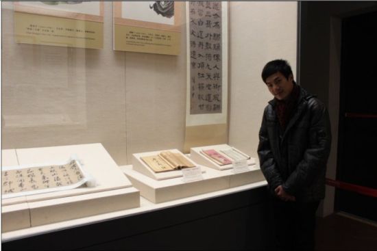 作者潘才岳在广东省博物馆研究学习古籍善本