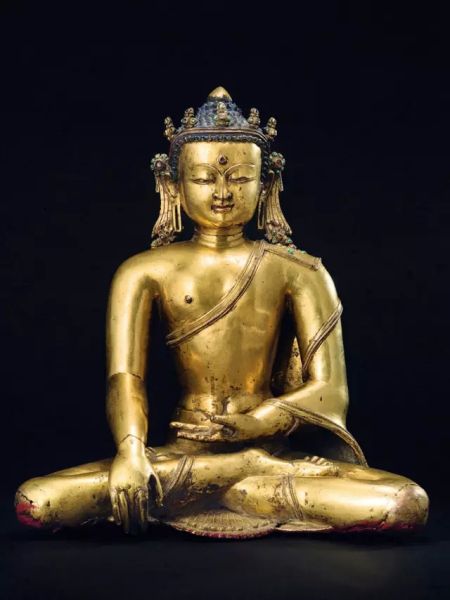 lot3183 　　释迦牟尼 　　内地 汉藏风格 　　十三至十四世纪 　　黄铜鎏金 镶嵌宝石 　　高42厘米 　　RMB: 3,000,000-5,000,000