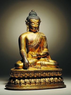 14世纪 铜鎏金阿閦佛 此像充分展现了尼泊尔马拉王朝时期造像的精髓。拍卖成交价105.8万元。