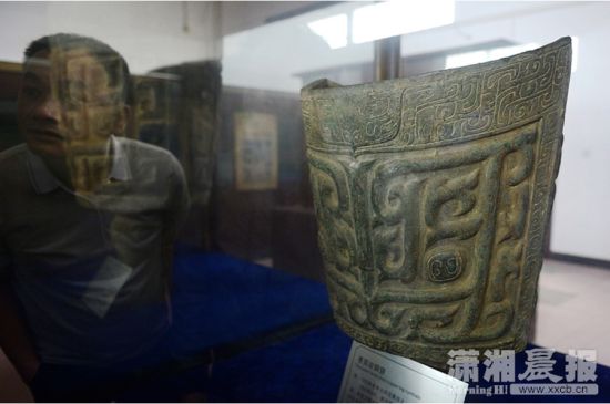 4月27日，宁乡县文物管理局，存放在该局的兽面纹铜铙在不久之后将在炭河里青铜博物馆展出。图/潇湘晨报记者陈勇