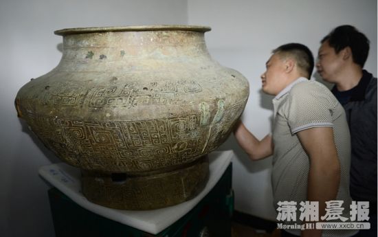 4月27日，宁乡县文物管理局，存放在该局的青铜瓿在不久之后将在炭河里青铜博物馆展出。图/潇湘晨报记者陈勇